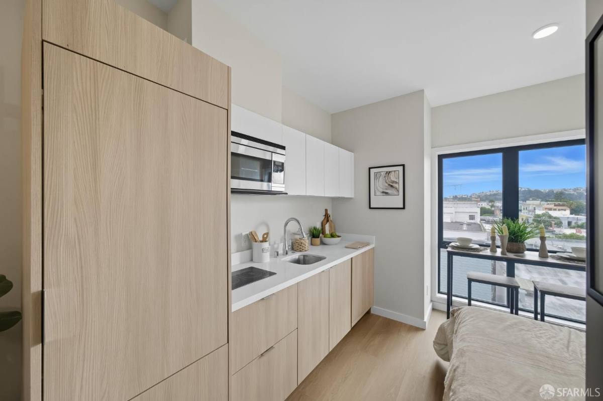 Apartment for rent at 811 Valencia St, San Francisco, CA 94110