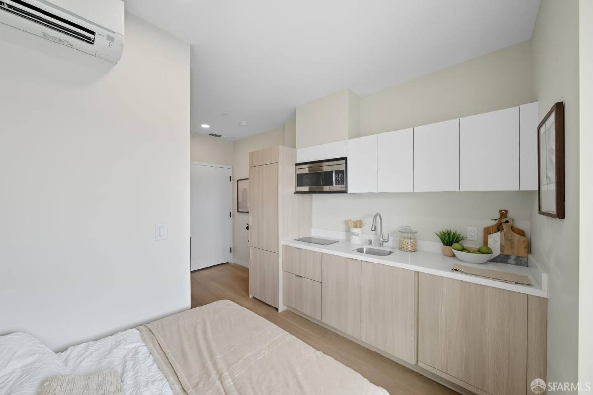 Apartment for rent at 811 Valencia St, San Francisco, CA 94110