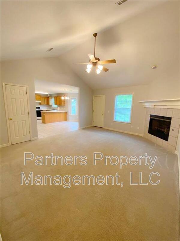 House for rent at 1633 S Tally Ho Dr, Fayetteville, AR 72701