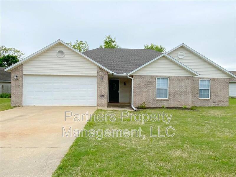 House for rent at 1633 S Tally Ho Dr, Fayetteville, AR 72701