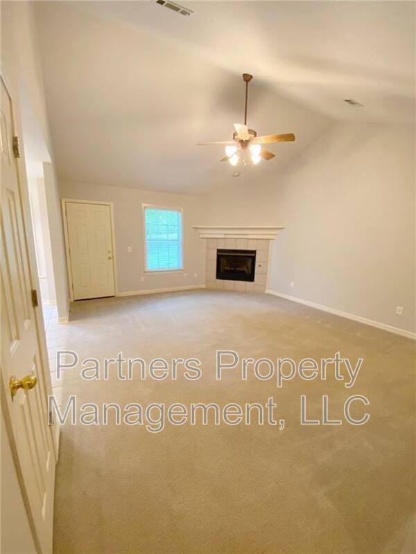 House for rent at 1633 S Tally Ho Dr, Fayetteville, AR 72701