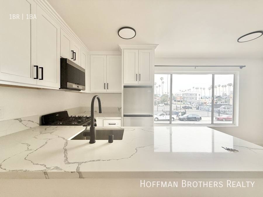 Apartment for rent at 4533 Pickford St #10, Los Angeles, CA 90019