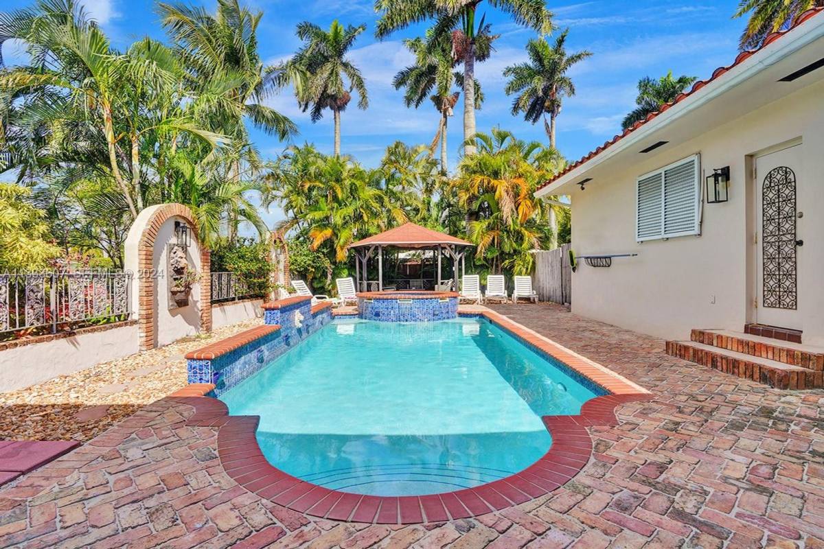 House for rent at 1049 N Southlake Dr, Hollywood, FL 33019