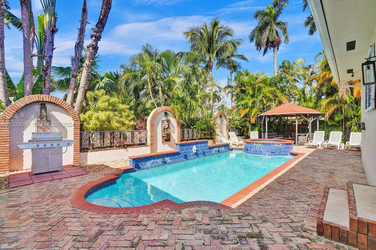 House for rent at 1049 N Southlake Dr, Hollywood, FL 33019