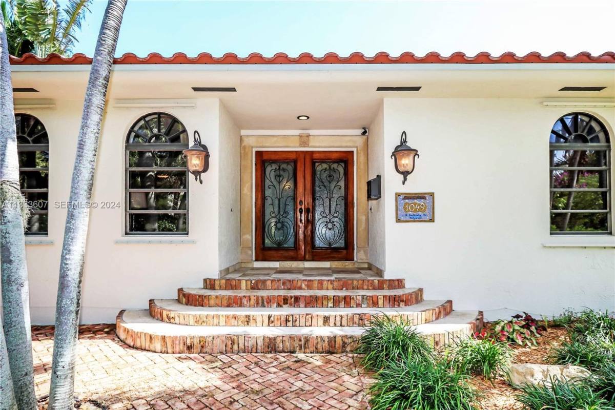 House for rent at 1049 N Southlake Dr, Hollywood, FL 33019