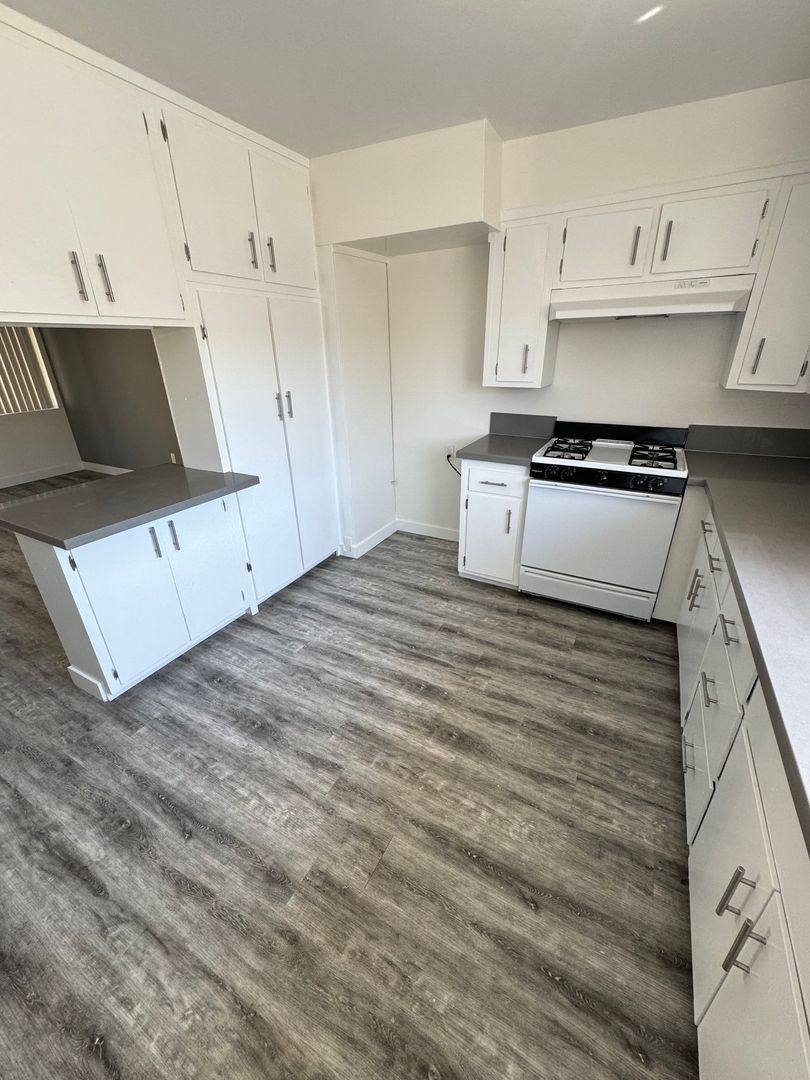 Apartment for rent at 2120 Vanderbilt Lane, Redondo Beach, CA 90278