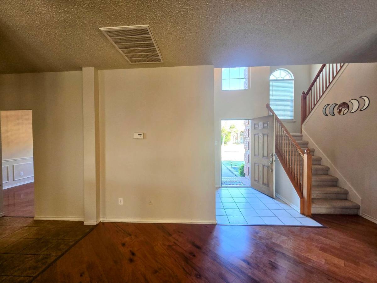 House for rent at 214 Glen Ridge Dr, Plano, TX 75094