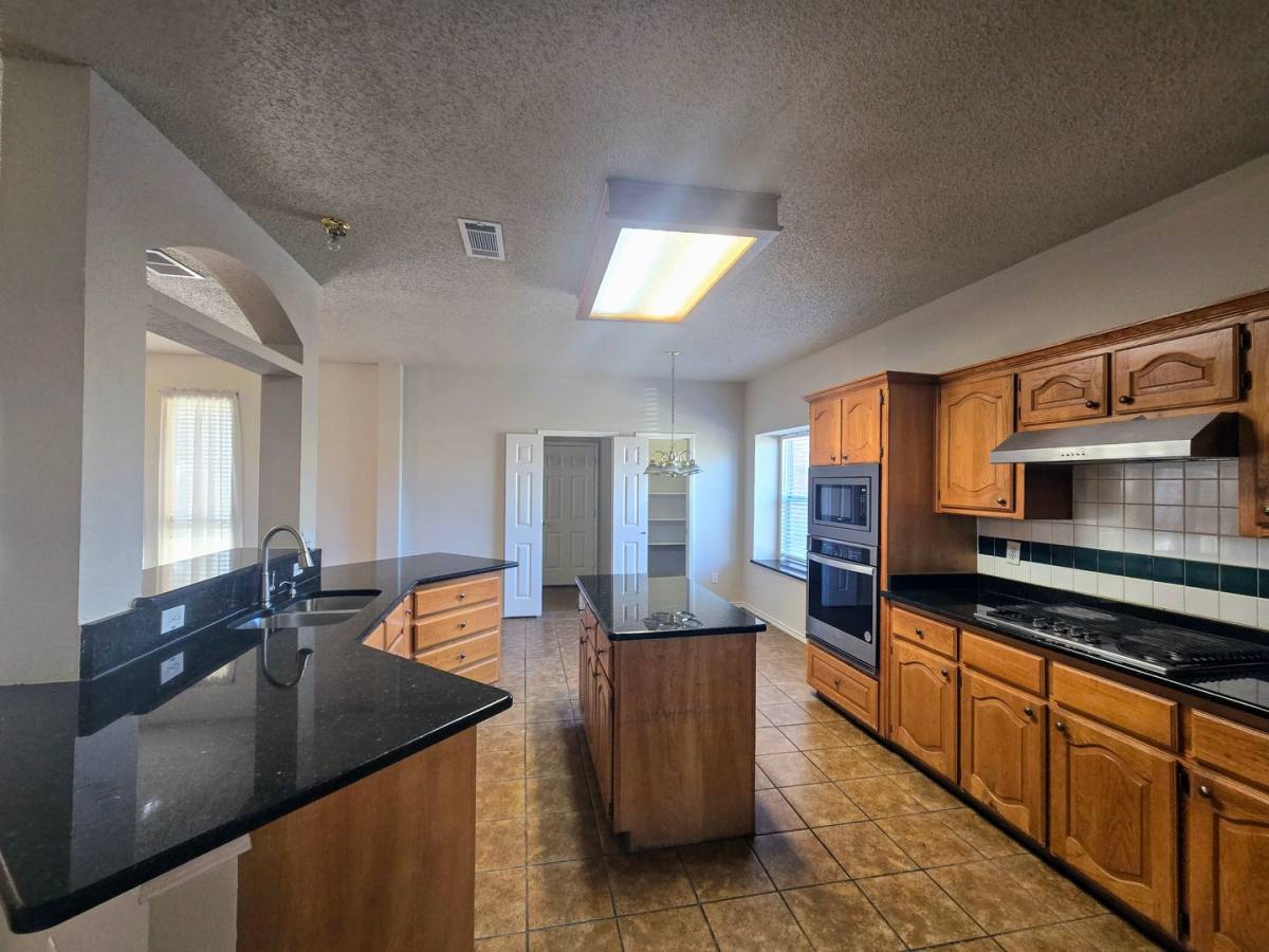 House for rent at 214 Glen Ridge Dr, Plano, TX 75094