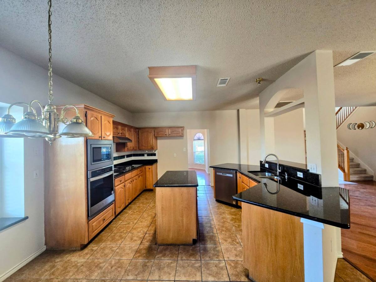 House for rent at 214 Glen Ridge Dr, Plano, TX 75094