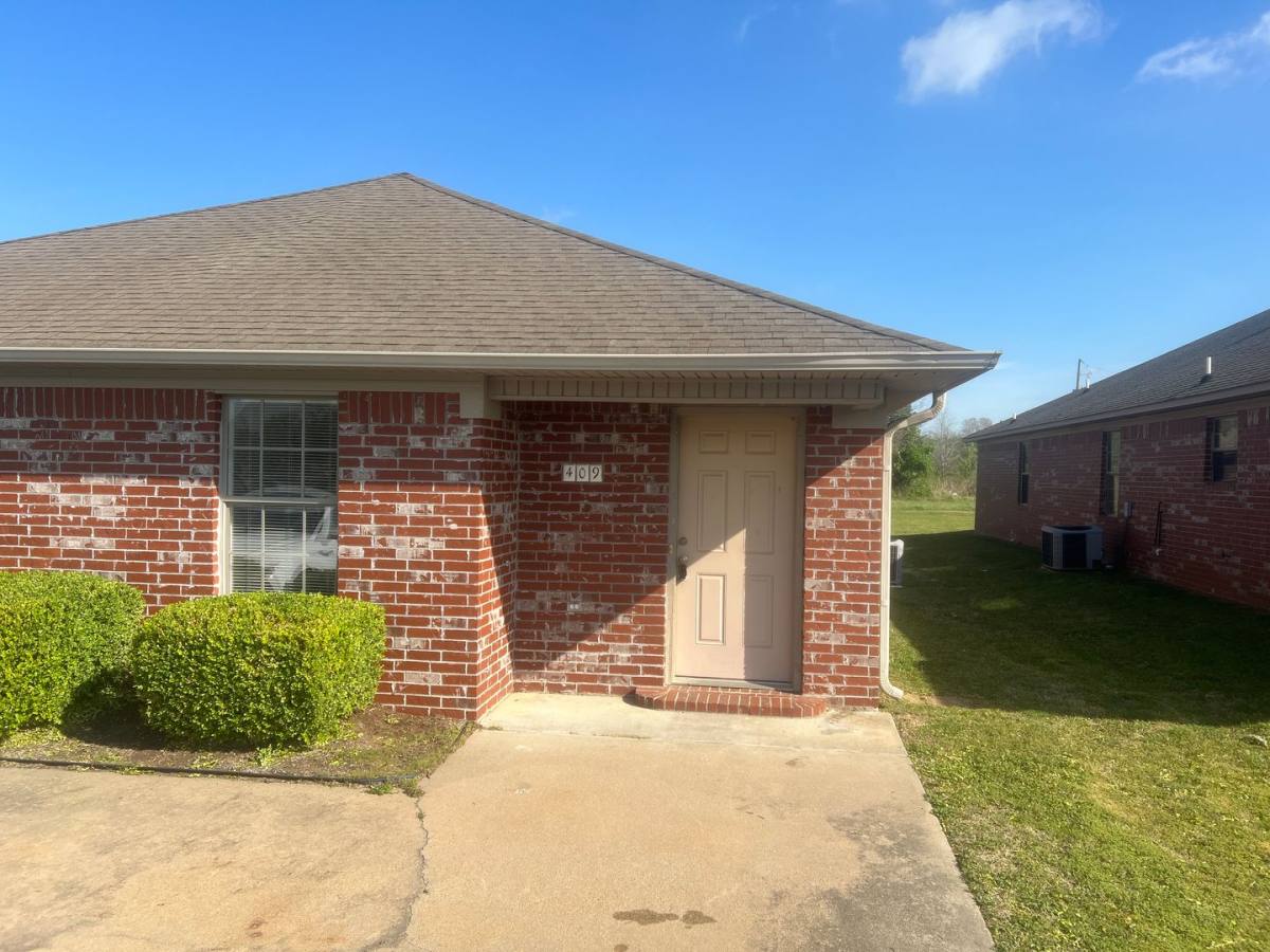 Townhouse for rent at 407-409 Middle Rd, Conway, AR 72032