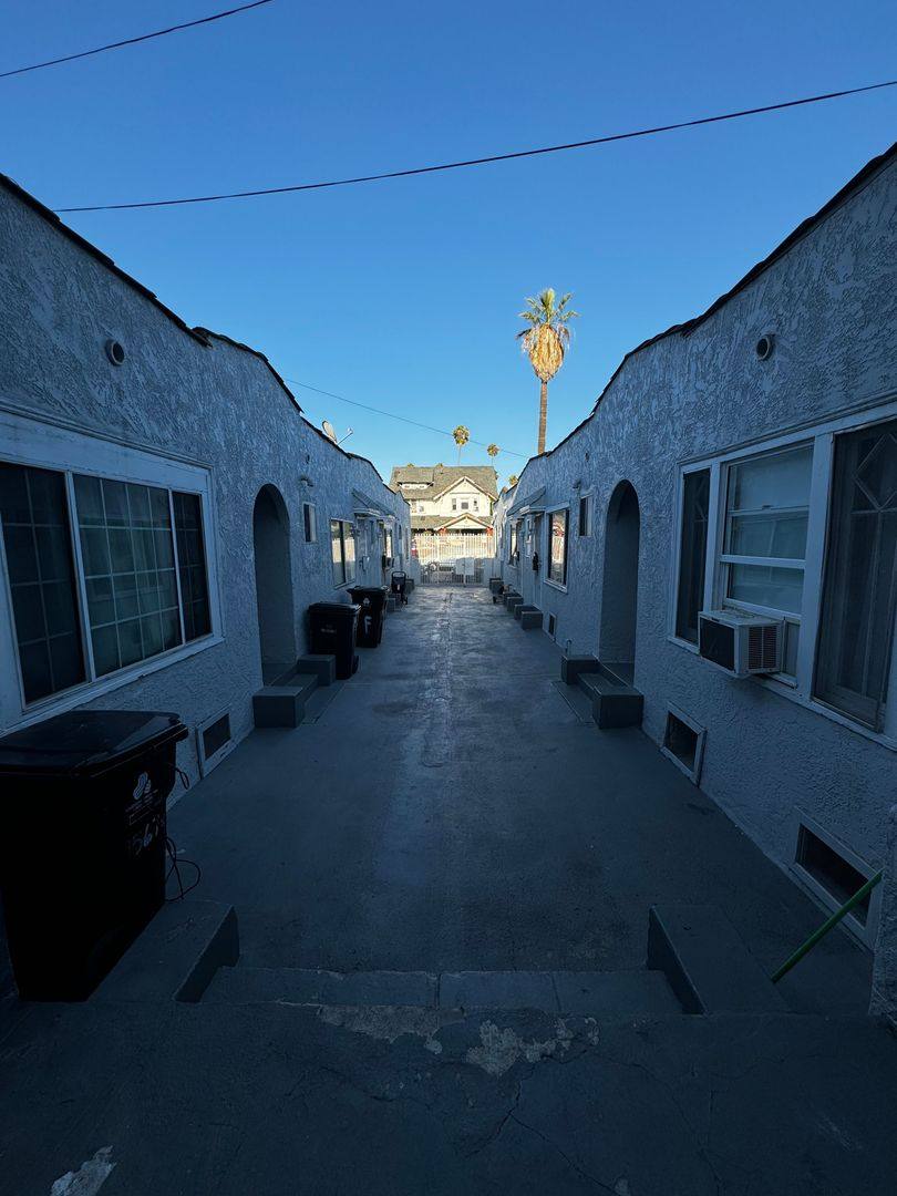 Apartment for rent at 1565 S Hobart Blvd, Los Angeles, CA 90006