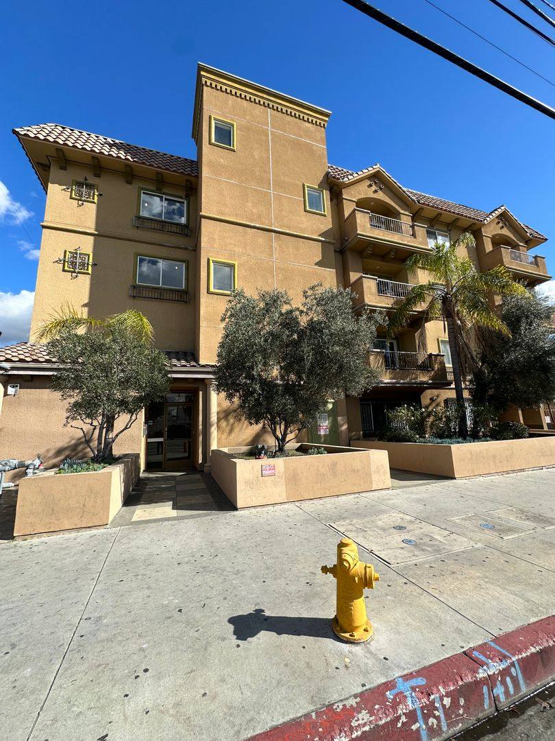 Apartment for rent at 7526 N Laurel Canyon, North Hollywood, CA 91605