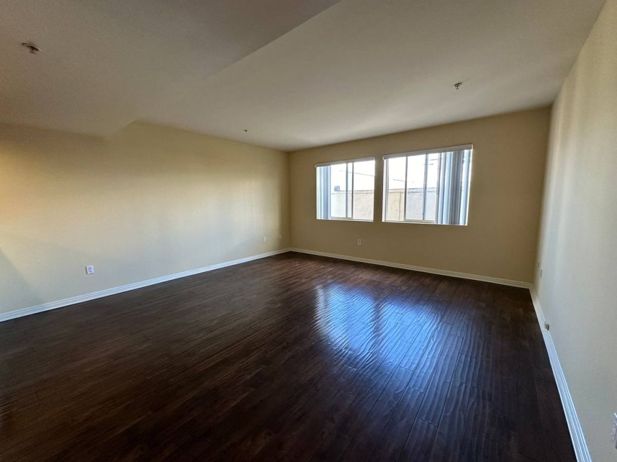Apartment for rent at 7526 N Laurel Canyon, North Hollywood, CA 91605