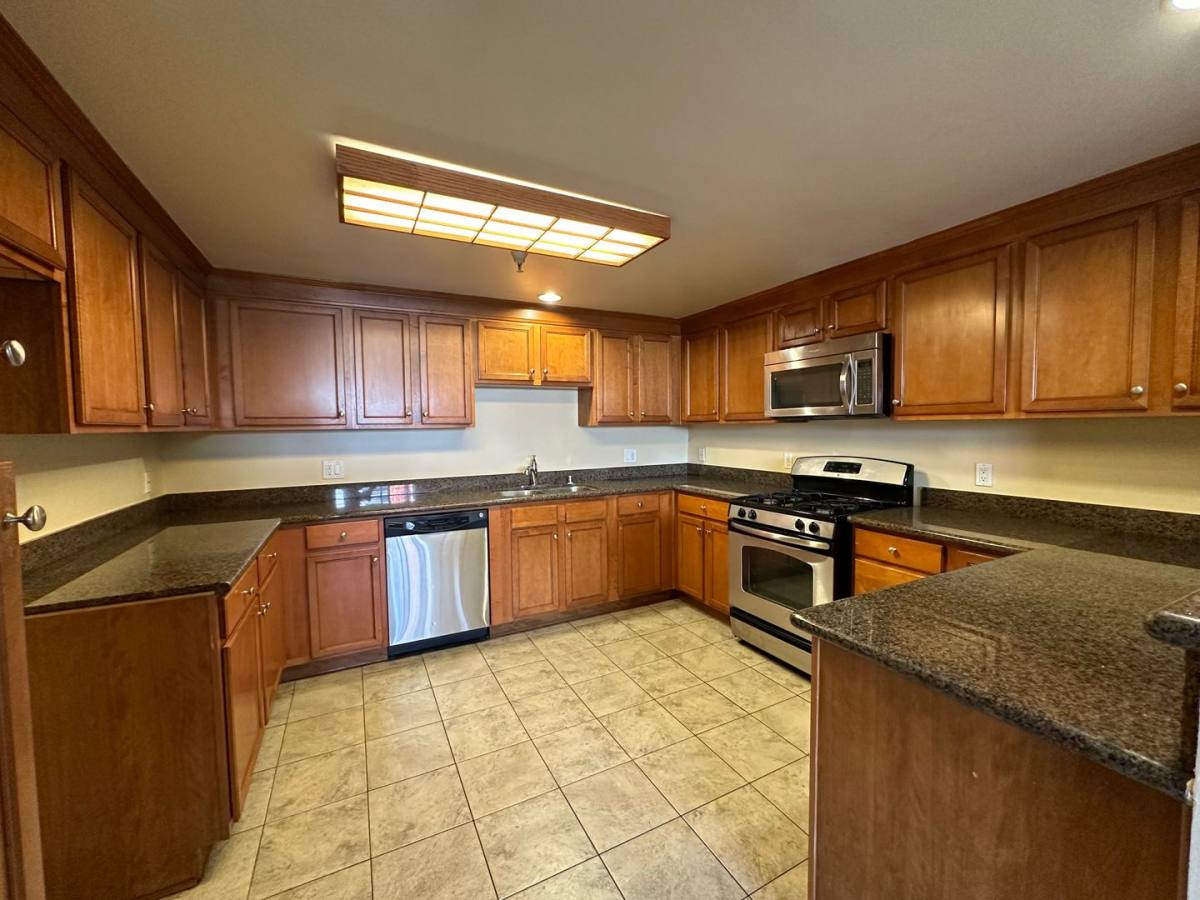Apartment for rent at 7526 N Laurel Canyon, North Hollywood, CA 91605