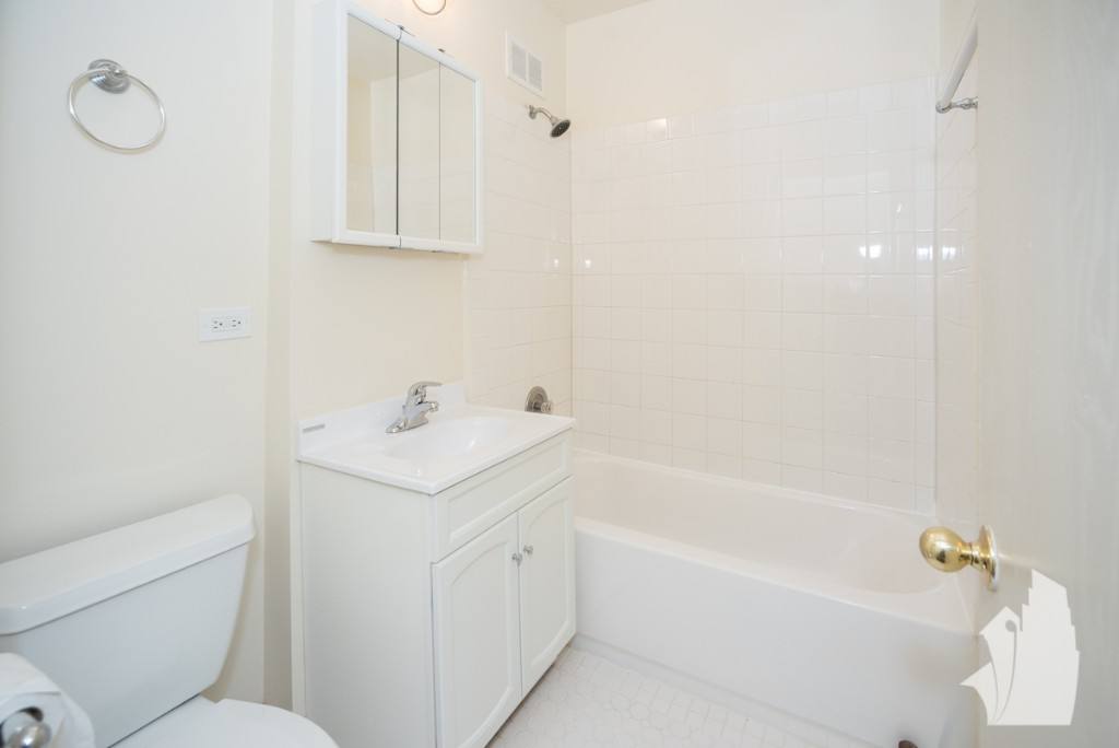 Apartment for rent at 5736 N Winthrop Ave #12, Chicago, IL 60660