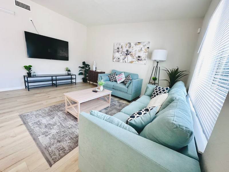 House for rent at 915 N Holly St, Anaheim, CA 92801