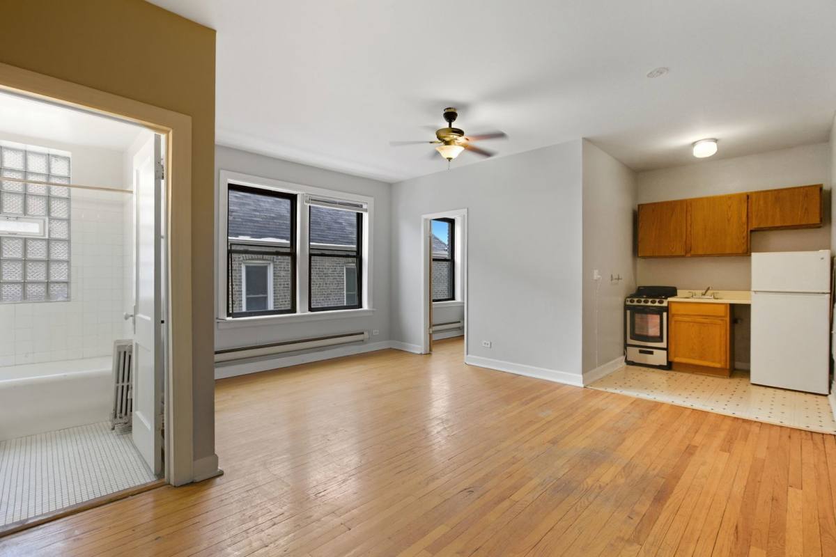 Apartment for rent at 1050 W George St #10, Chicago, IL 60657