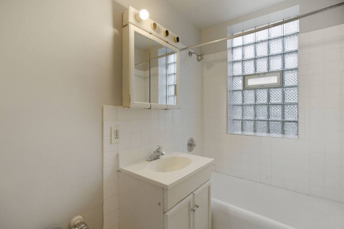 Apartment for rent at 1050 W George St #10, Chicago, IL 60657