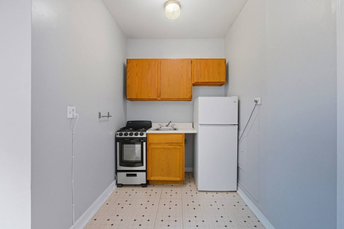 Apartment for rent at 1050 W George St #10, Chicago, IL 60657