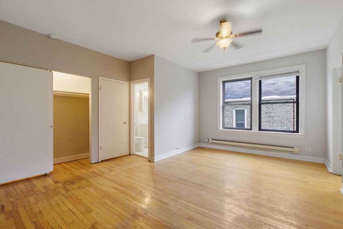 Apartment for rent at 1050 W George St #10, Chicago, IL 60657