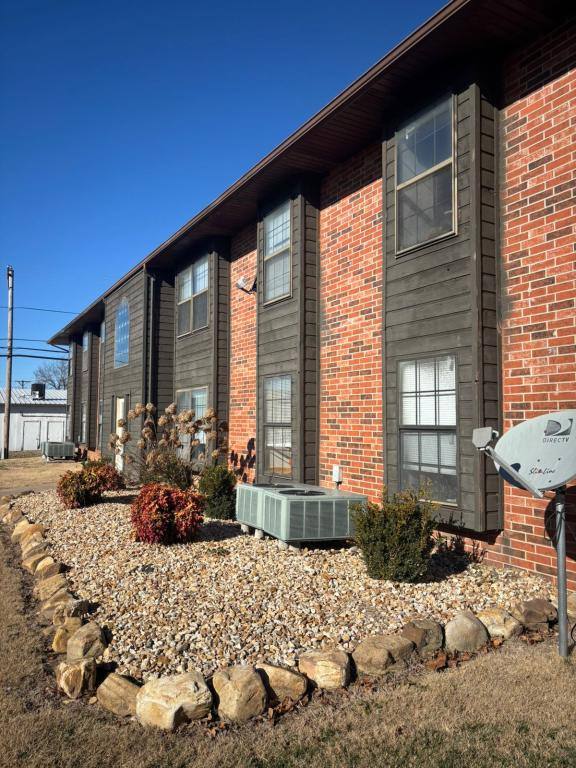 Apartment for rent at 1221 S Park Ave, Aurora, MO 65605