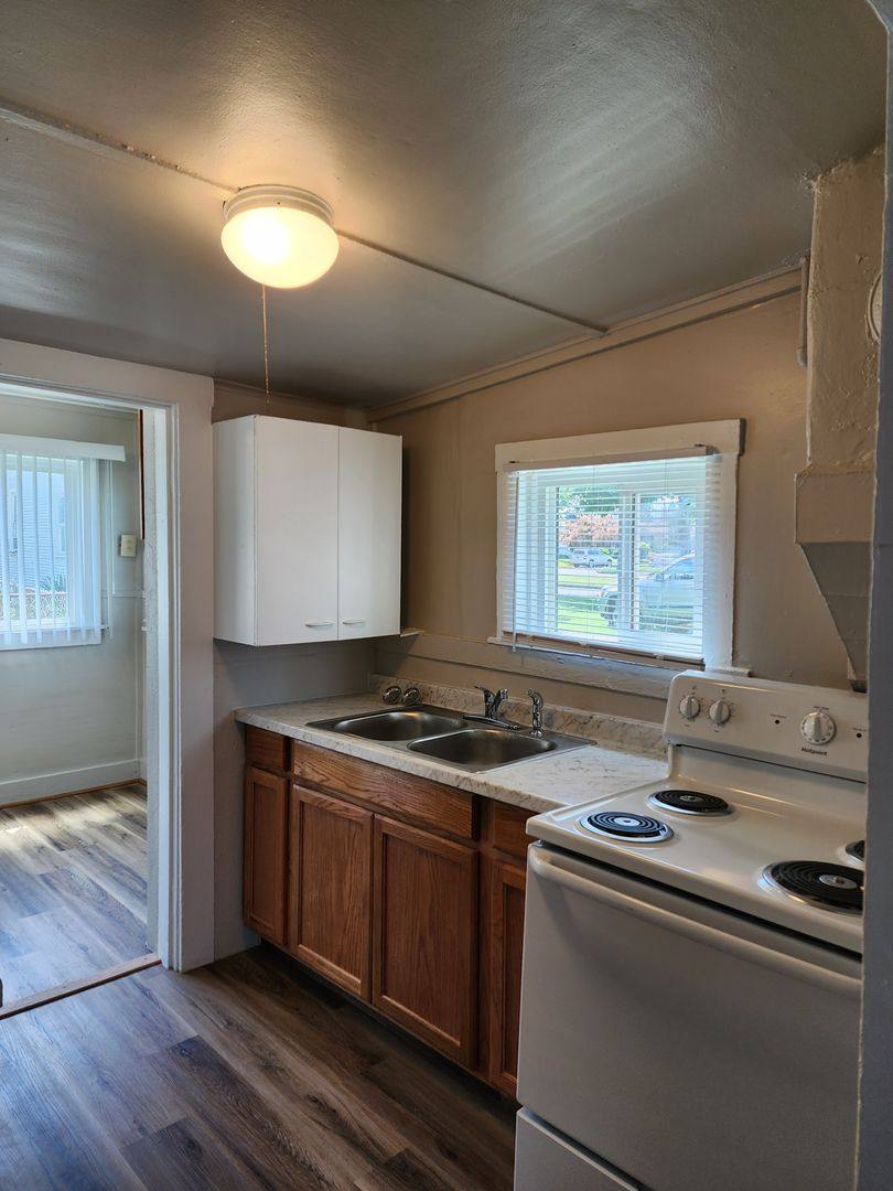 Apartment for rent at 421 17th Ave, Longview, WA 98632