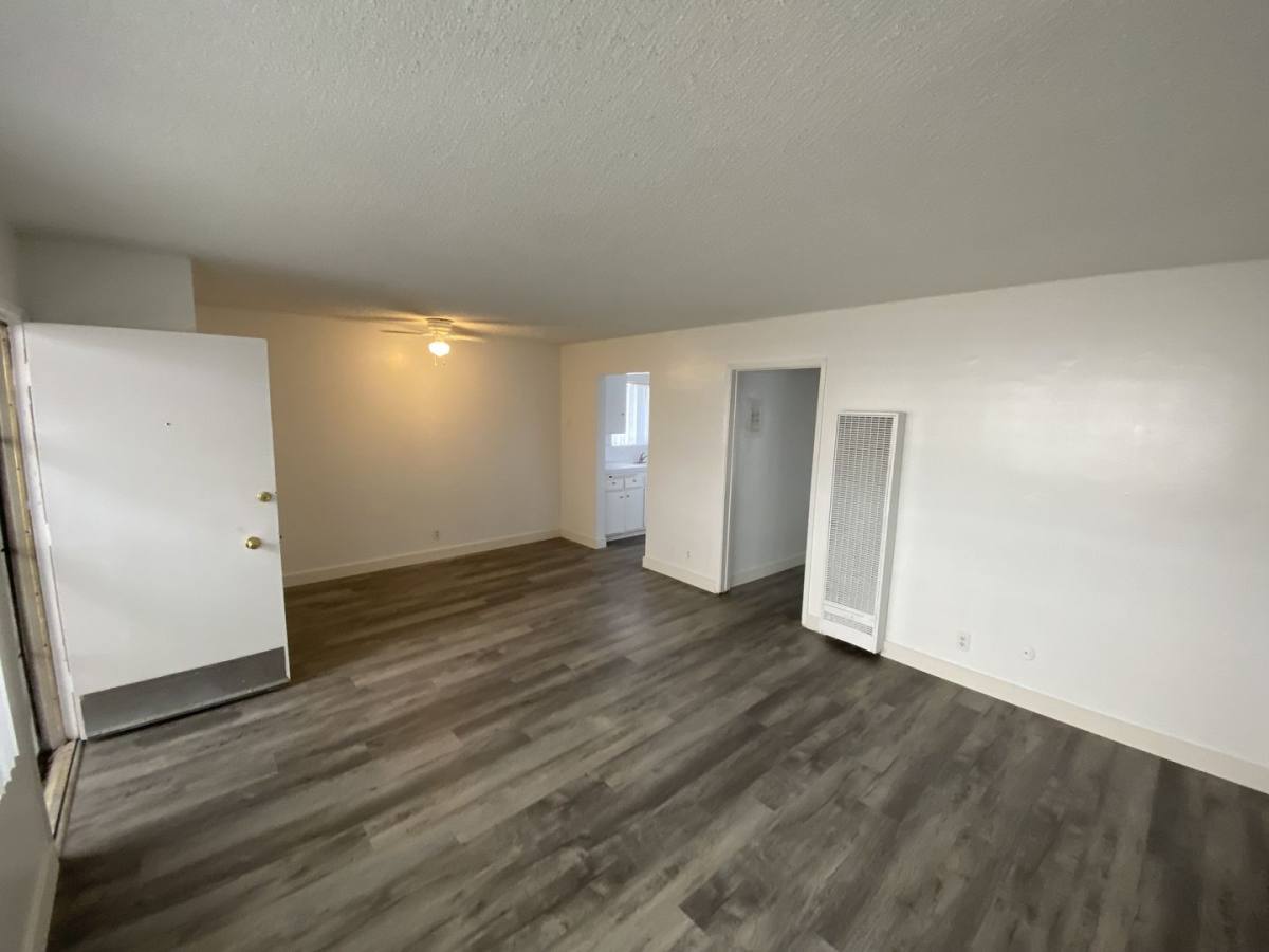 Apartment for rent at 11708 Oxford Ave, Hawthorne, CA 90250