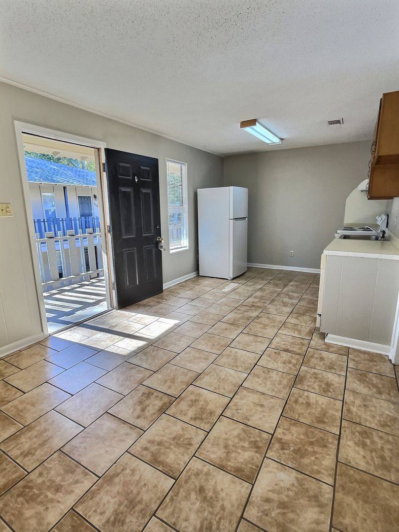Apartment for rent at 318 Porter Ave, Ocean Springs, MS 39564