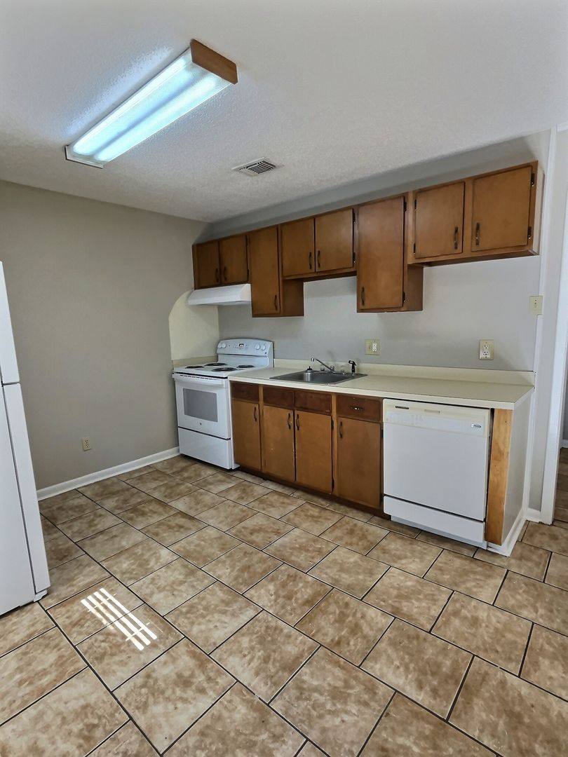 Apartment for rent at 318 Porter Ave, Ocean Springs, MS 39564
