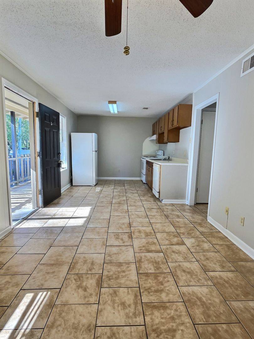 Apartment for rent at 318 Porter Ave, Ocean Springs, MS 39564