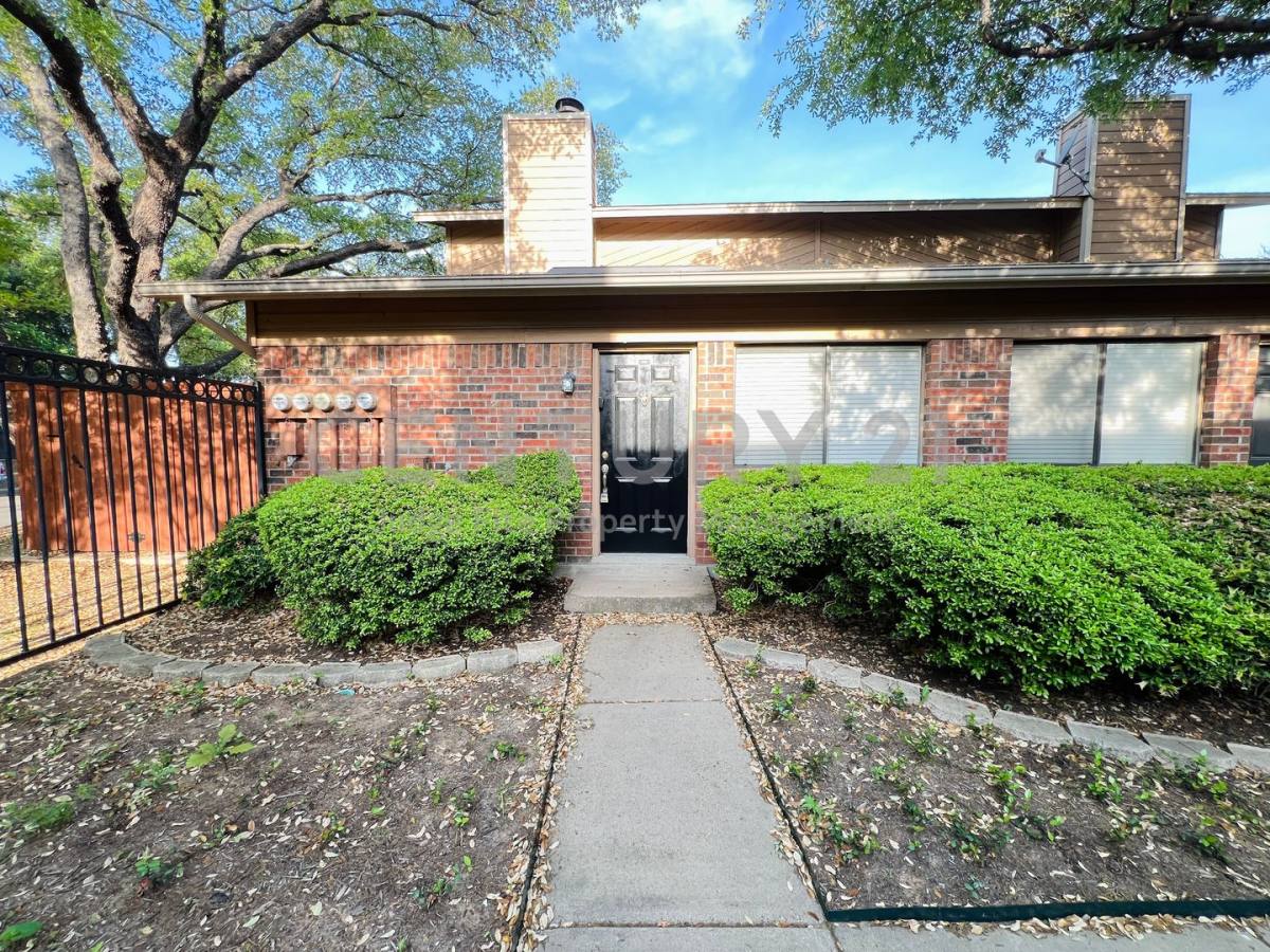 Townhouse for rent at 5759 Cedar Creek Dr, Fort Worth, TX 76109