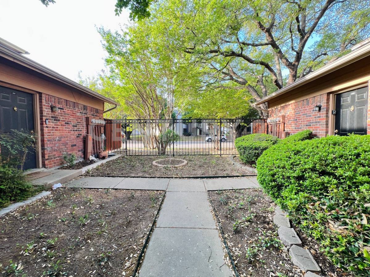 Townhouse for rent at 5759 Cedar Creek Dr, Fort Worth, TX 76109