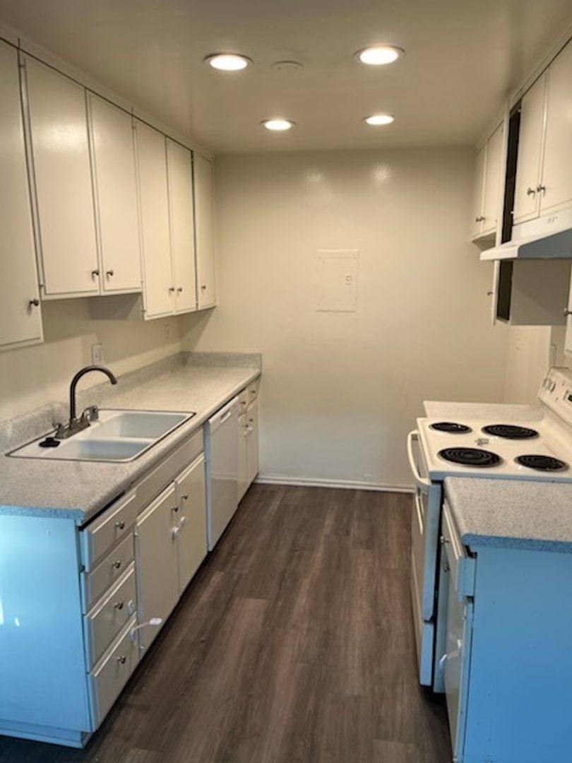 Apartment for rent at 540 S La Veta Park Circle, Orange, CA 92868