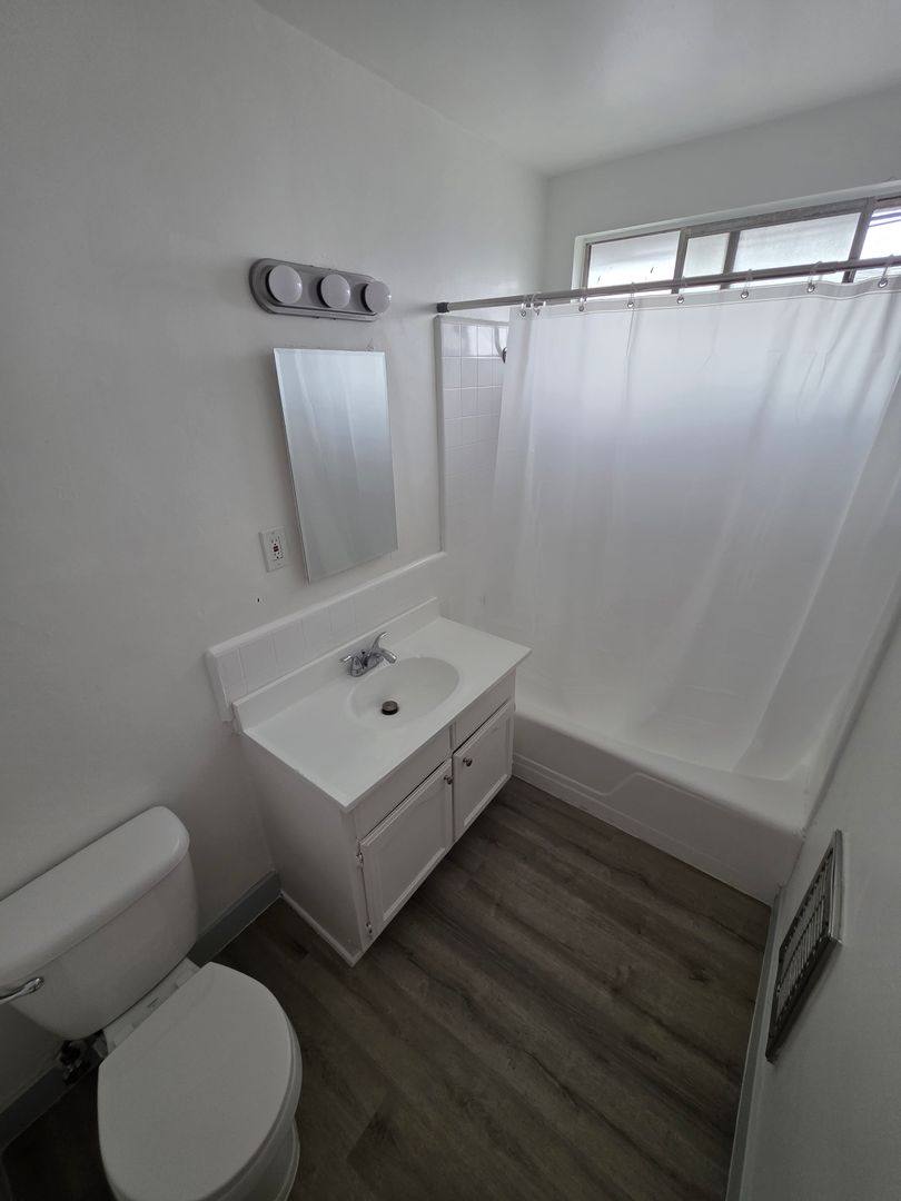 Apartment for rent at 916 N Inglewood Ave, Inglewood, CA 90302
