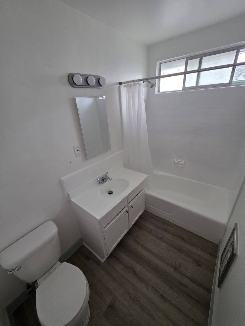 Apartment for rent at 916 N Inglewood Ave, Inglewood, CA 90302