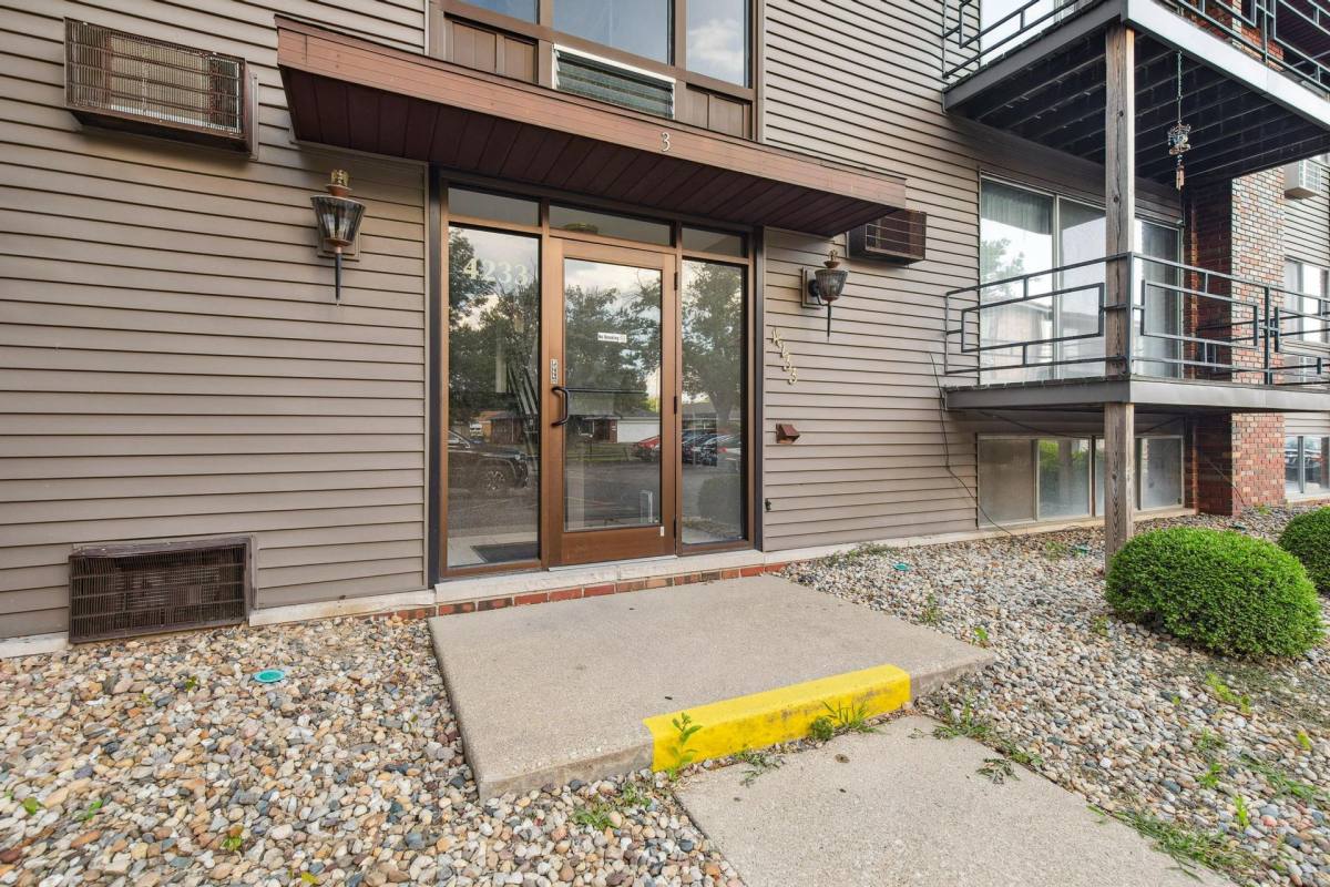 Apartment for rent at 126 E Lake Ave, Peoria, IL 61614