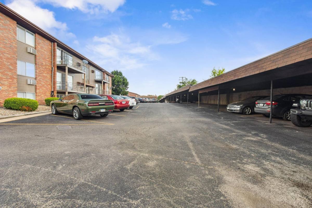 Apartment for rent at 126 E Lake Ave, Peoria, IL 61614
