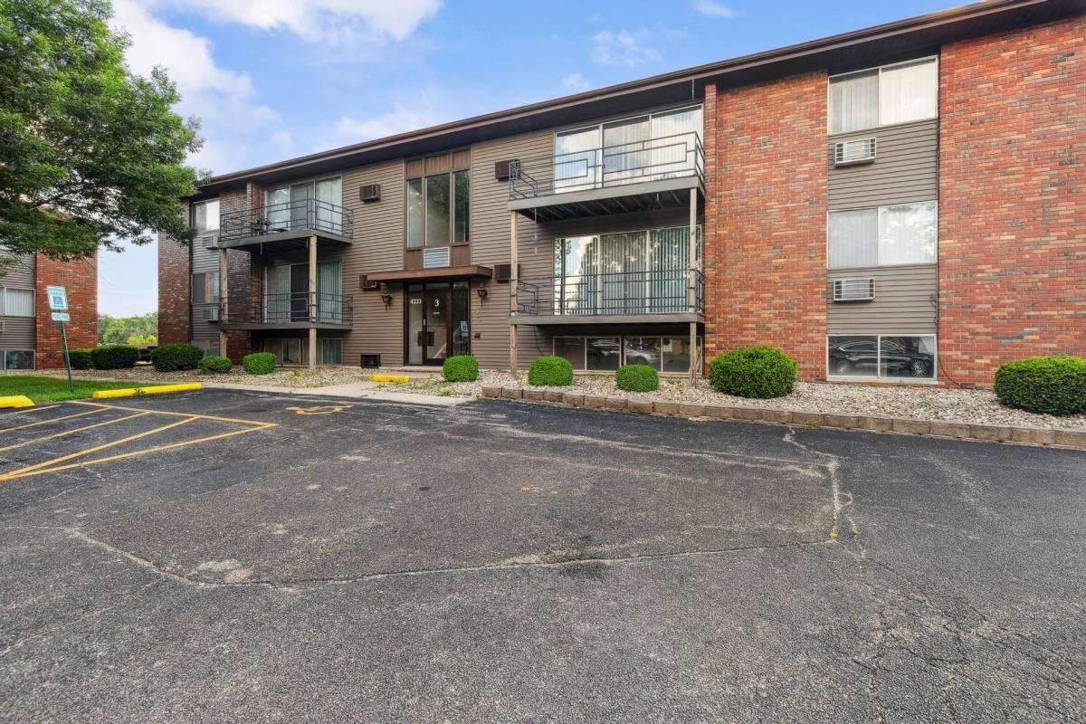 Apartment for rent at 126 E Lake Ave, Peoria, IL 61614