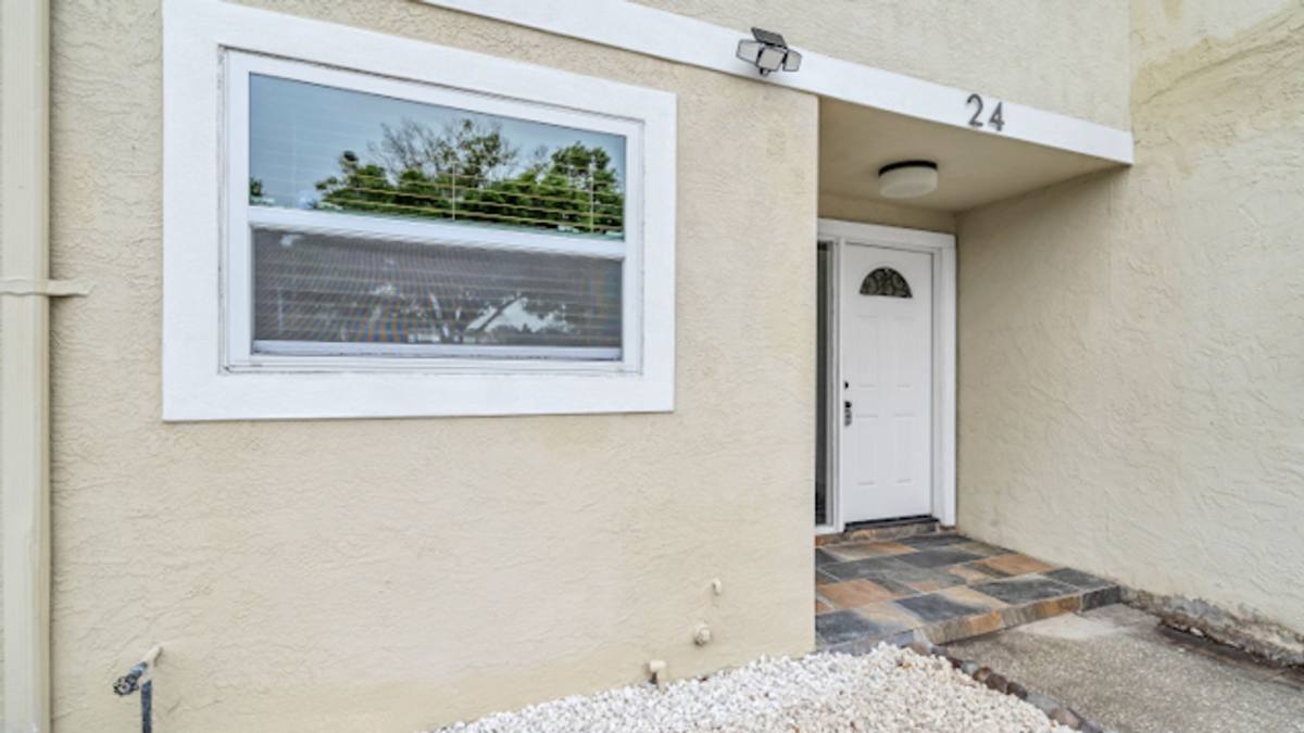 Townhouse for rent at 2871 S Pines Dr, Largo, FL 33771