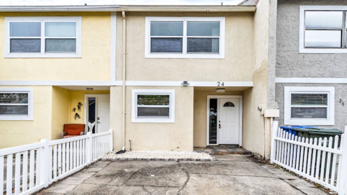 Townhouse for rent at 2871 S Pines Dr, Largo, FL 33771