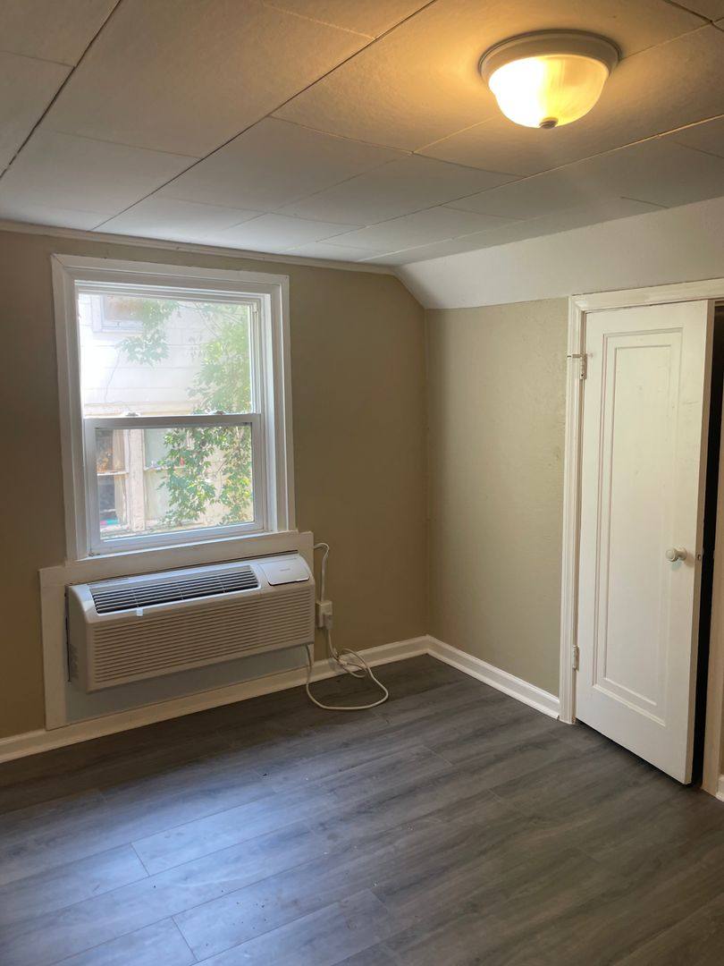 Apartment for rent at 116 Oakland Ave, Huntington, WV 25705