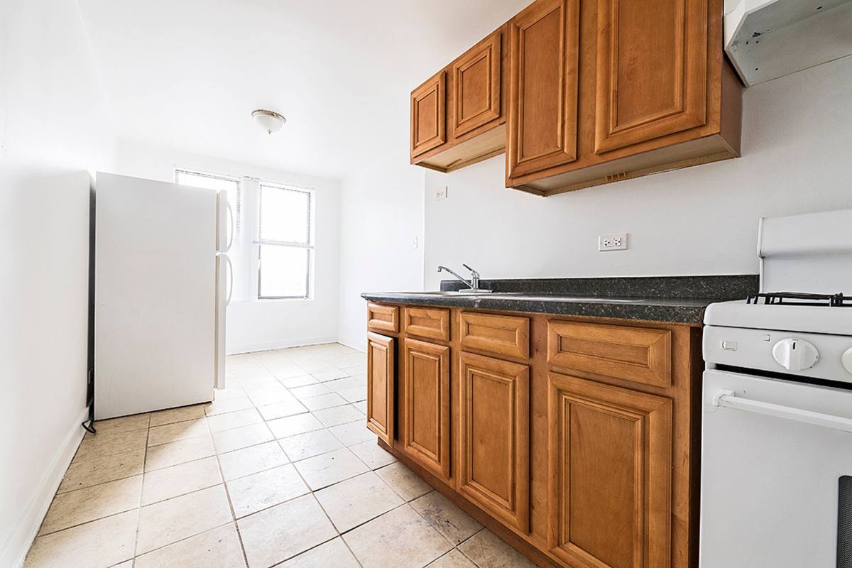 Apartment for rent at 808 W 76th St, Chicago, IL 60620