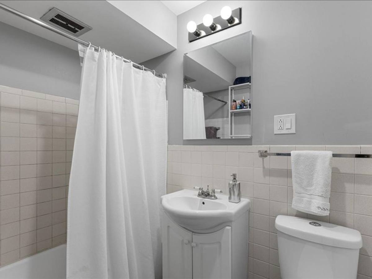 Apartment for rent at 640-650 Colonial Lane, Des Plaines, IL 60016