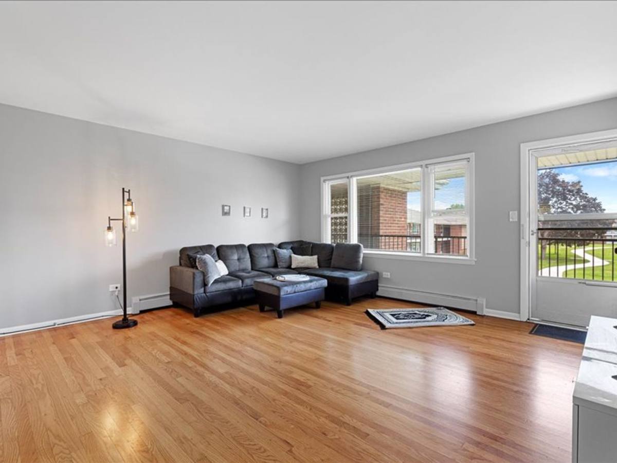 Apartment for rent at 640-650 Colonial Lane, Des Plaines, IL 60016