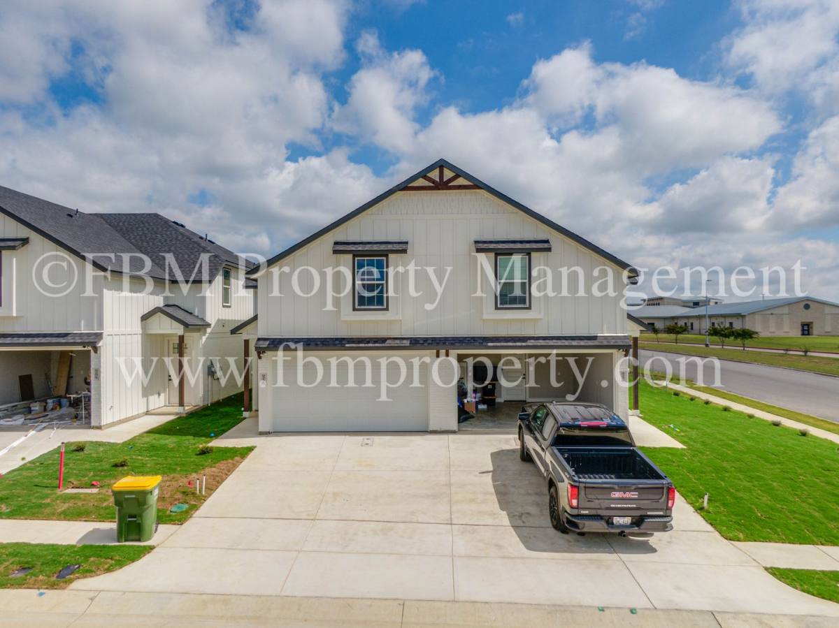 Townhouse for rent at 912 Cooksey Court, Grandview, TX 76050