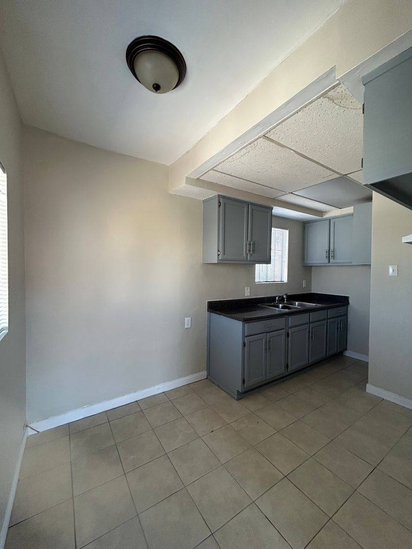 Apartment for rent at 1104 Cherry Ave, Long Beach, CA 90813