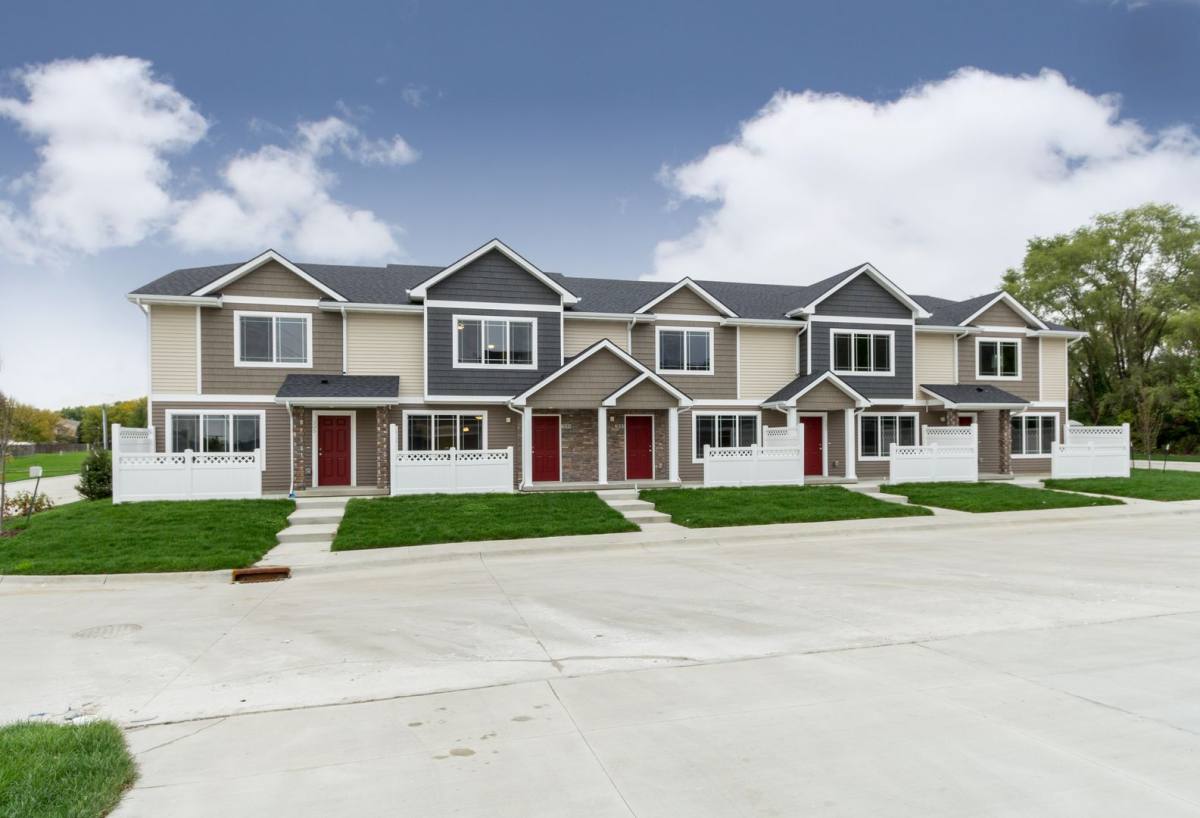 Townhouse for rent at 150 S 26th St, West Des Moines, IA 50265
