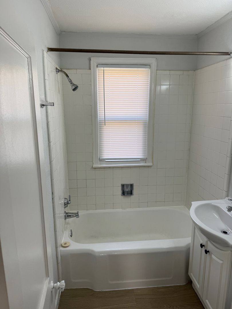 Apartment for rent at 119 N 38th St, Omaha, NE 68131