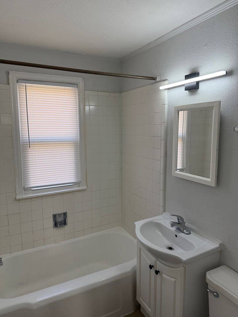 Apartment for rent at 119 N 38th St, Omaha, NE 68131