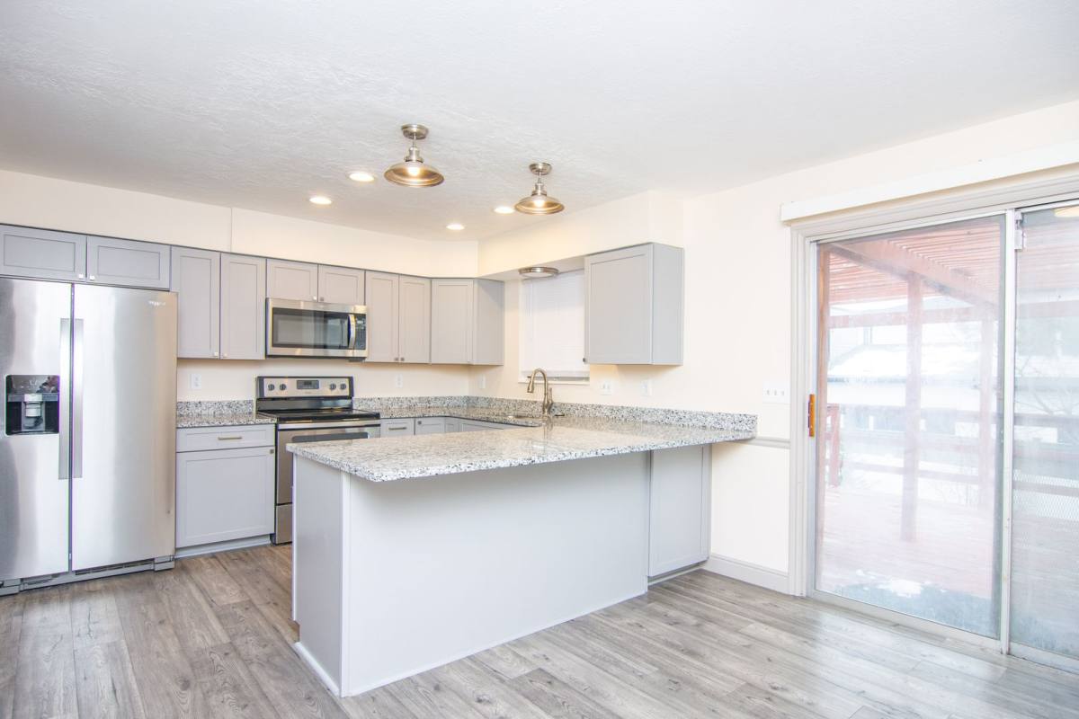 House for rent at 543 Applewood Dr, Centerville, UT 84014
